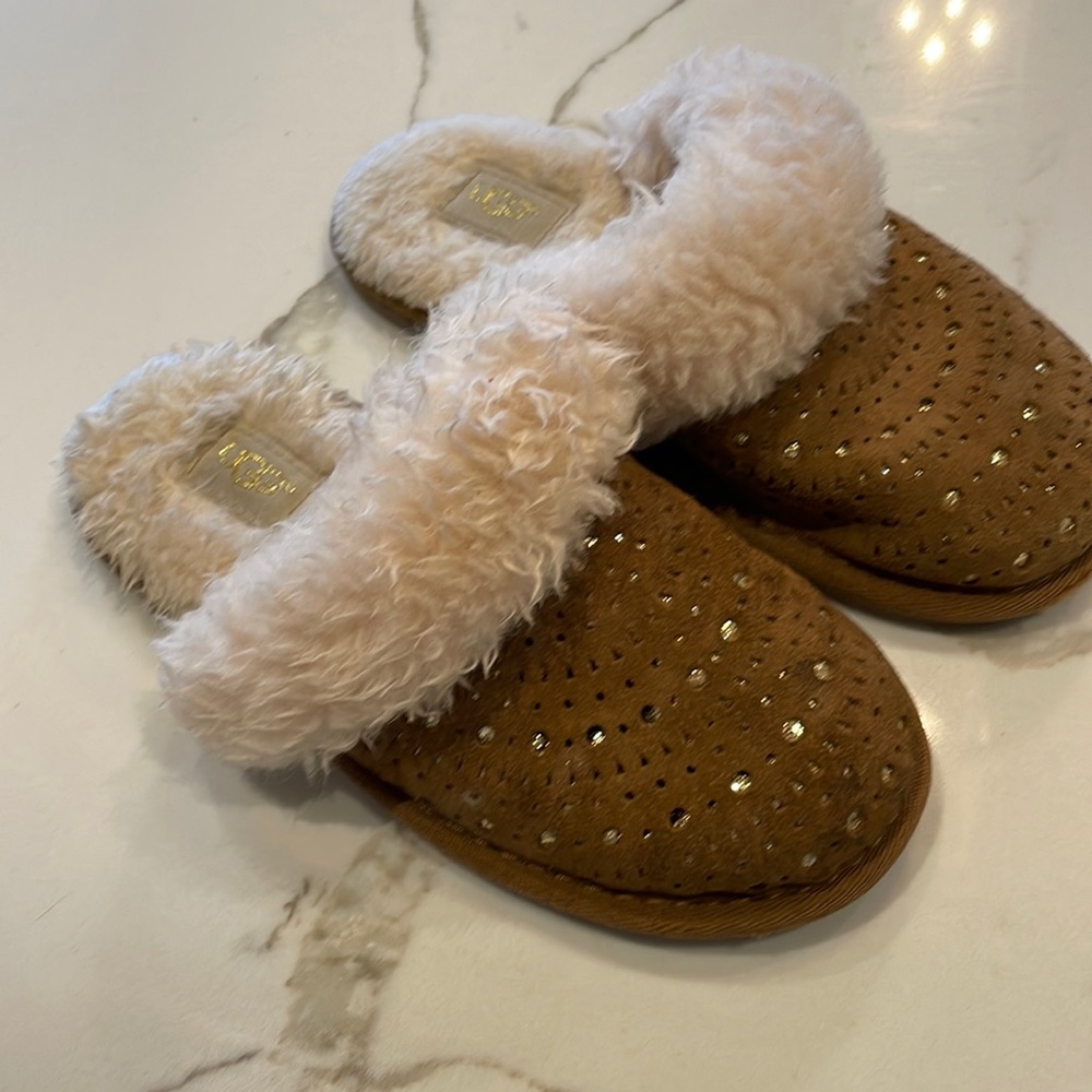 Barely used. No tears or matting.